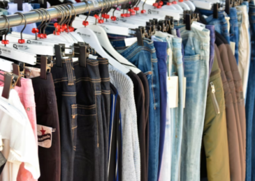 Sustainable Clothing Packaging: Materials, Compliance & Costs